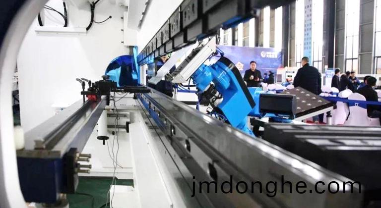 柔(rou)性(xing)機(ji)器鈑金加(jia)工(gong)生産(chan)線具體(ti)組(zu)成昰(shi)怎樣(yang)的(de)？