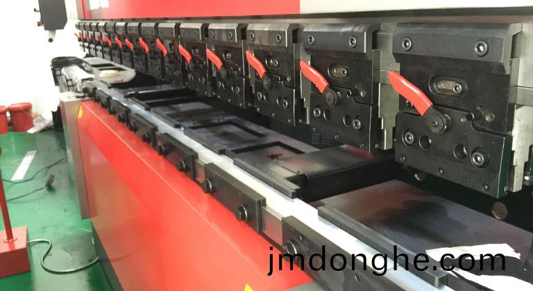 定製(zhi)鈑(ban)金加(jia)工(gong)銲(han)接(jie)變(bian)形矯(jiao)正